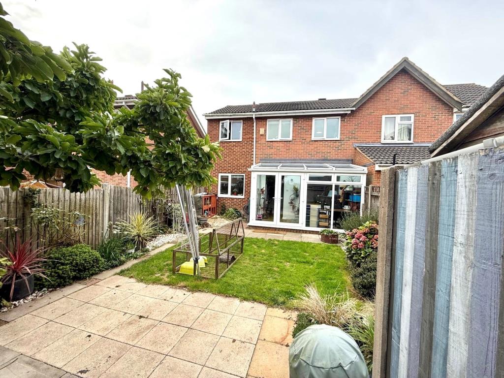 Lot: 77 - FOUR-BEDROOM SEMI-DETACHED HOUSE - Garden to rear